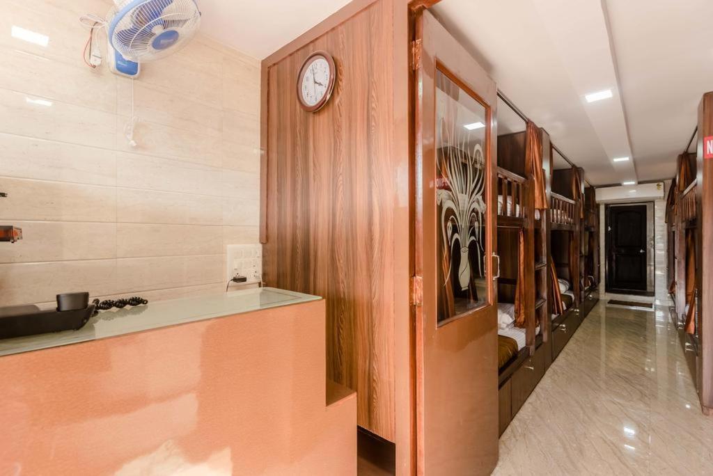 Awesome Dormitory Male Only Мумбай Екстериор снимка